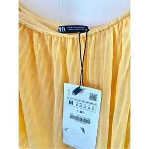 Zara One Sleeve Ruffle Butter Yellow Crop Top Blogger's Fave Size Medium NWT thumbnail 9