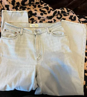 Abercrombie Curve Love Straight Leg Jeans thumbnail 1
