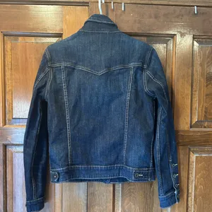 Levi's Women's Studded Denim‎ Trucker Jacket Size M Dark Wash Indigo 77075 thumbnail 3