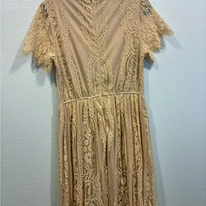 Chic Lace Maxi Dress in Cream thumbnail 5
