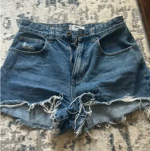 Cotton On High-Rise Mom Shorts thumbnail 1