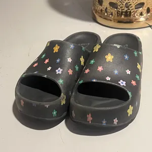 Girls’ Platform Flip-Flops – Size 13 Cute and stylish girls’ platform flip-flops in size 13. They have been gently used and are still in good overall condition. Please see the photos for details and minor signs of wear. Perfect for everyday wear, summer outfits, or casual occasions. 👡✨ thumbnail 5