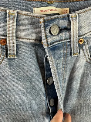 Levi’s Wedgie Straight Distressed Light Wash Jeans Button Fly Size 27 thumbnail 3