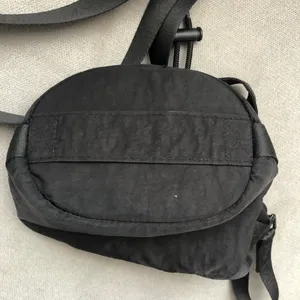 Alo Yoga Cross Body Bucket Bag Black thumbnail 8