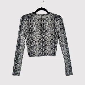 Alice + Olivia Womens Top Gray Delaina Snakeskin Print Cropped Long Sleeve XS thumbnail 3