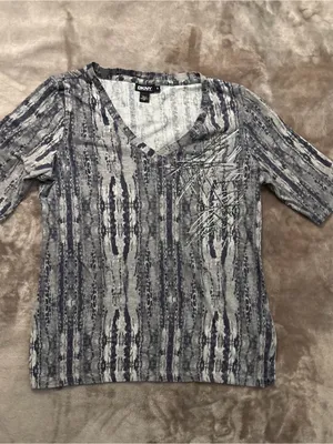 DKNY Top Women’s Size M Gray & White Pattern V‑Neck Tee with Beaded Embroidery thumbnail 5