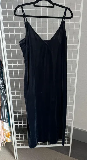 Velvet Dress With Elastic Back And Slit thumbnail 2