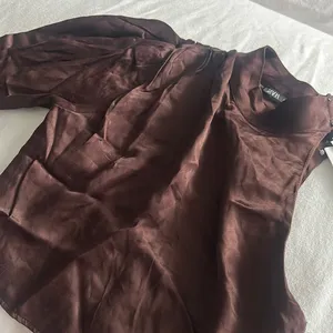 NWT Zara LS One‎ Shoulder Brown Satin Blouse Size XS thumbnail 3