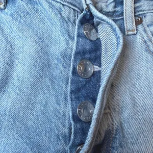 American Eagle Womens Size 6 90s Boyfriend Shorts Blue Denim Distressed Cut Off thumbnail 16