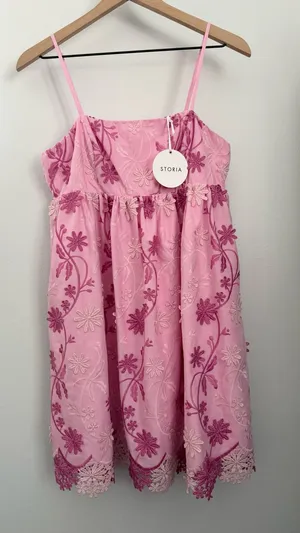 Storia Medium NEW Katy Embroidered Mini Dress Pink Floral Babydoll Flowy Preppy thumbnail 1