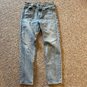 Levi’s Wedgie straight skinny leg light wash jeans women’s size 28 inseam 27” thumbnail 3