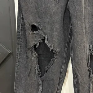 H&M Women’s Black Baggy Fit Distressed Ripped Jeans 30 Waist Frayed Hem thumbnail 4