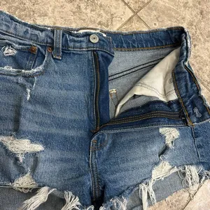 Abercrombie & Fitch High Rise The Mom Short Size 27 Distressed Cut Off Festival thumbnail 5