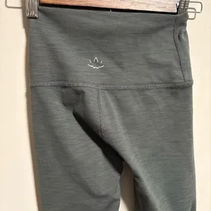 Beyond Yoga Heather Rib High‎ Waisted Midi Legging Smoke Grey- Size Small thumbnail 2