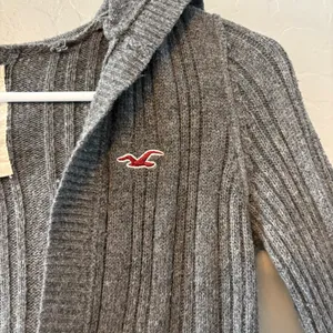 Hollister Y2K dark gray long sleeve hooded cable knit deep v-neck sweater small thumbnail 3