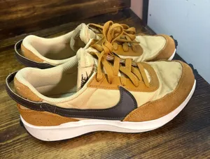 Nike gold sneakers size 7.5? thumbnail 1