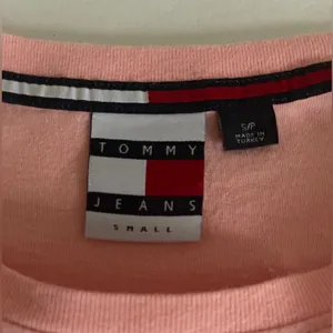 Tommy Hilfiger Pink Graphic Tee size S thumbnail 4