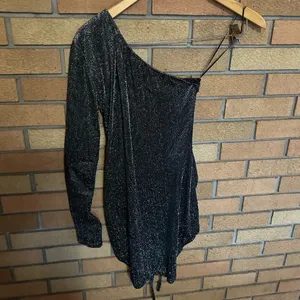 Superdown Sparkle Black/Silver One Shoulder Ruched Mini Dress Women’s Size Small thumbnail 4