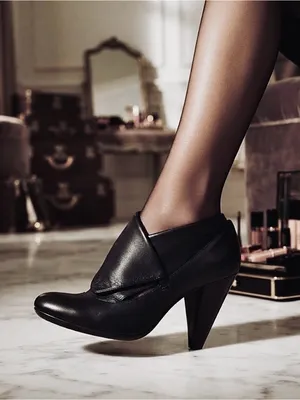 Coach Black Leather Folded Vamp Cone Heel Pumps SO COMFORTABLE! thumbnail 1