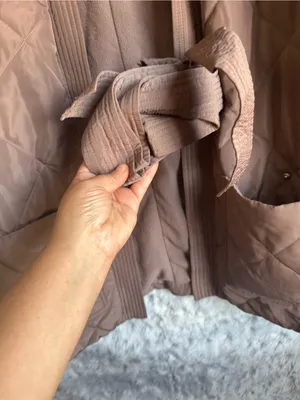 659. Alo Yoga Urbanite Wrap Puffer med Jacket Mushroom thumbnail 3