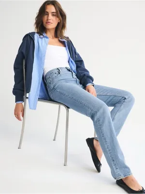 Abercrombie & Fitch Ultra High Rise 90s Straight Jean in Medium Blue Size 4 thumbnail 2