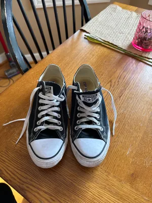 Men’s 8.5 Converse Low Top thumbnail 3