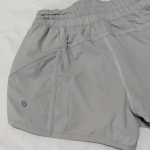 Lululemon Tracker Short V 4" Running Shorts Size 6 in Light Gray thumbnail 3