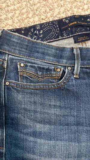 Classic Levi’s “Perfect Waist” Dark Blue 525 Bootcut Jeans size 2, 99% cotton thumbnail 4