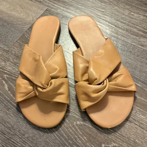 Lulus Tan Leather Knotted Slide Sandals – Flat Twist Strap Slip-On. Size 8 1/2 thumbnail 1
