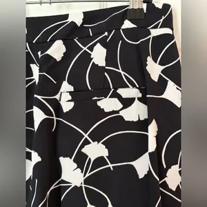 Black and White Floral Women's Shorts by Ann Taylor sz 2 thumbnail 4