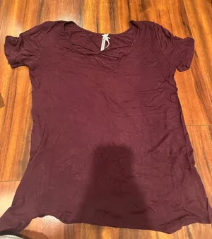 Short Sleeve V-Neck Tee in Plum thumbnail 1