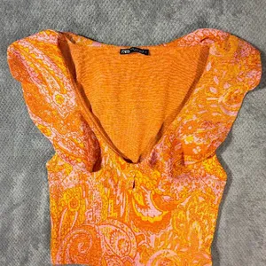 Zara Small Orange Pink Paisley Knit Crop Top Deep V Neck Cap Sleeve Ruffle Neck thumbnail 4