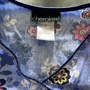 Cherokee Multi Pocket Floral Scrub top, size Small thumbnail 2