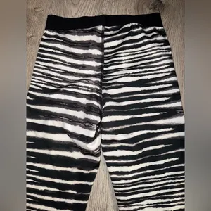 Nike Pro Women's Small Capri Length Compression Athletic Leggings Tiger Striped thumbnail 5