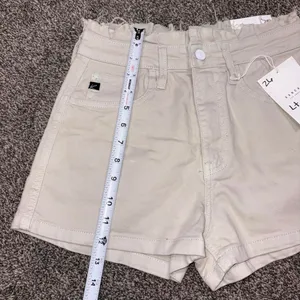 Kan Can brand light gray shorts size 26 thumbnail 4