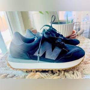 New Balance used Unisex 237 Fashion Sneakers Size in Men's 6.5 & Women’s size 8 thumbnail 3