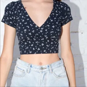 Brandy Melville Floral‎ Amara Crop Top OS Black Small medium thumbnail 1