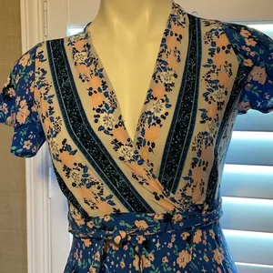 Chic Floral Midi Dress in Blue and Cream thumbnail 2