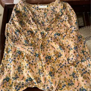 Natural life floral top thumbnail 1