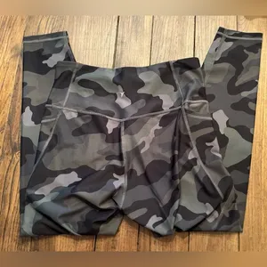 Old Navy Active Camo Cropped Leggings Sz L Squatproof EUC 7/8 length thumbnail 1