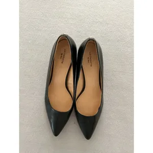 Liz Claiborne Pumps 10M Black Flex Form Pointed Toe Kitten Heels thumbnail 2