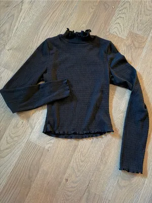 Altar’d State Black Ruffled Mock Neck cropped Long-Sleeve Top Sz M thumbnail 2