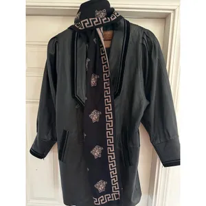 Vintage Leathertown Black Leather Coat Jacket Suede Inlay V-Back Size 38 S/M thumbnail 7