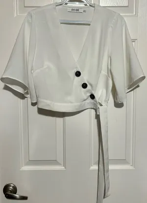 Do + Be Women's White Crop V-Neck Three Button Tie Up Blouse Size‎ M thumbnail 1
