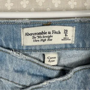 Abercrombie & Fitch Light Wash Curve‎ Love The 90s Straight High Rise Jeans thumbnail 3
