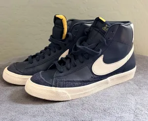 Nike Blazer Mid 77 Vintage Navy Blue White Yellow Script Sneakers W9 M7.5 thumbnail 1