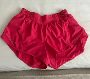 Lululemon Hotty Hot 2.5" Low-Rise Shorts lipgloss pink size 6 thumbnail 1