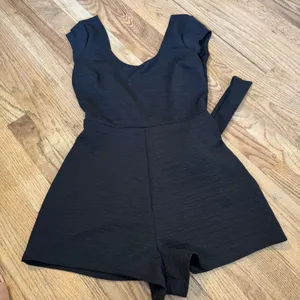 Urban Outfitters Loup Black Textured Open Back‎ Tie Romper Womens Size XS thumbnail 3