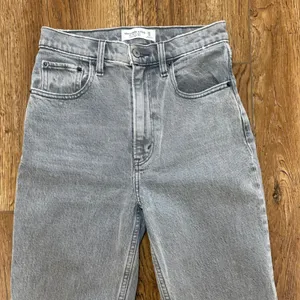 Abercrombie & Fitch The 90s Straight Ultra‎ High Rise Grey Jeans Womens 25/0R thumbnail 6