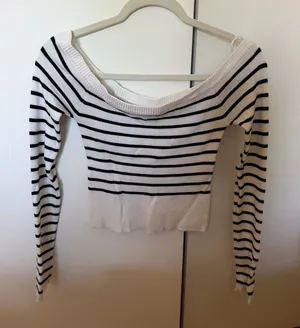 Long Sleeve Crop Top Charlotte Russe thumbnail 1